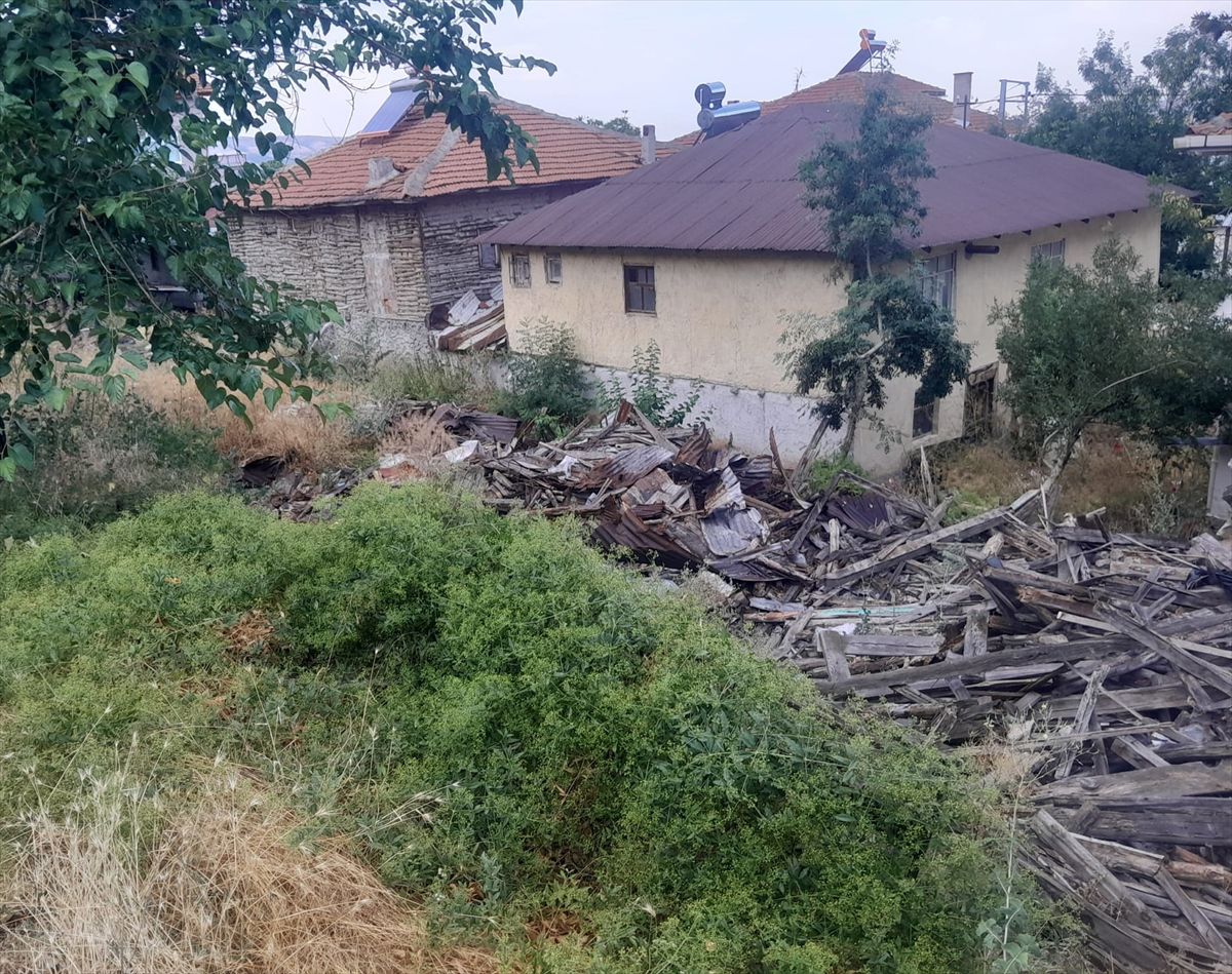 Beypazarı'nda metruk evler yıkıldı