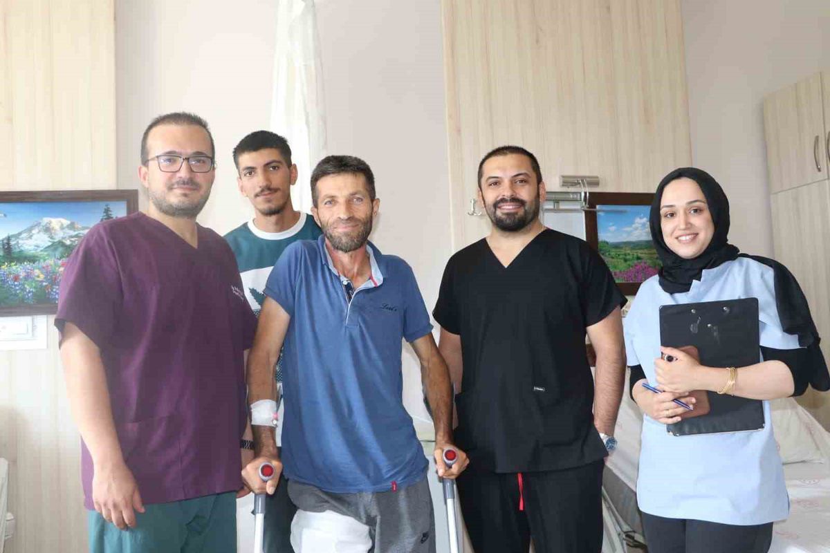 Bingöl'de 37 yıldır yürüme güçlüğü çeken hastaya yapılan başarılı ameliyatı gösteren temsili bir görsel.