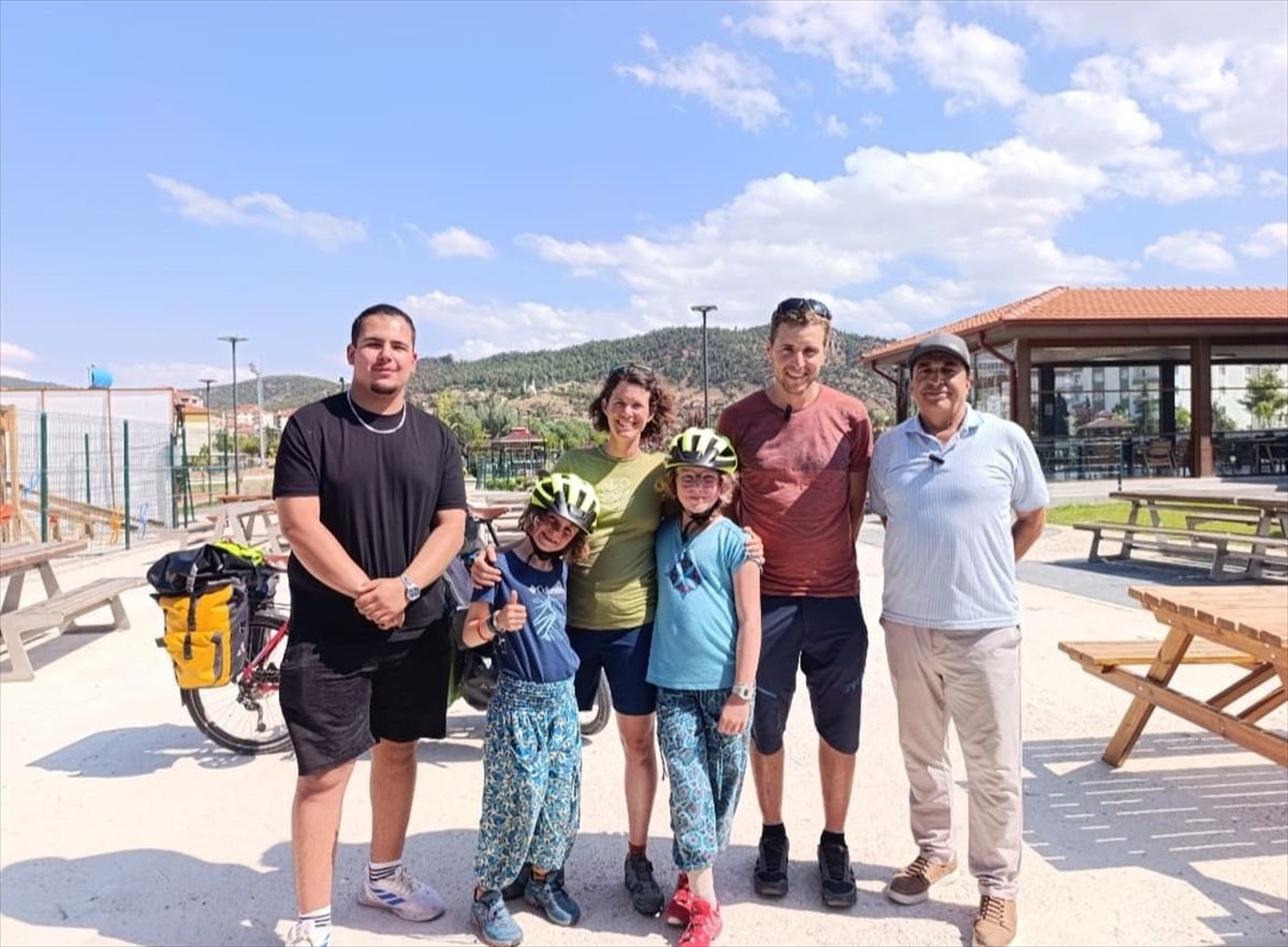 İsviçreli Aile Dünya Turunda Nallıhan'a Uğradı
