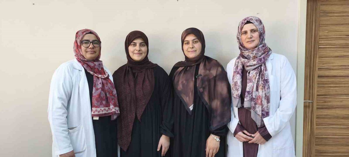 Mersin'de iki kız kardeş aynı anda üniversiteyi bitirip hafızlık yaptı