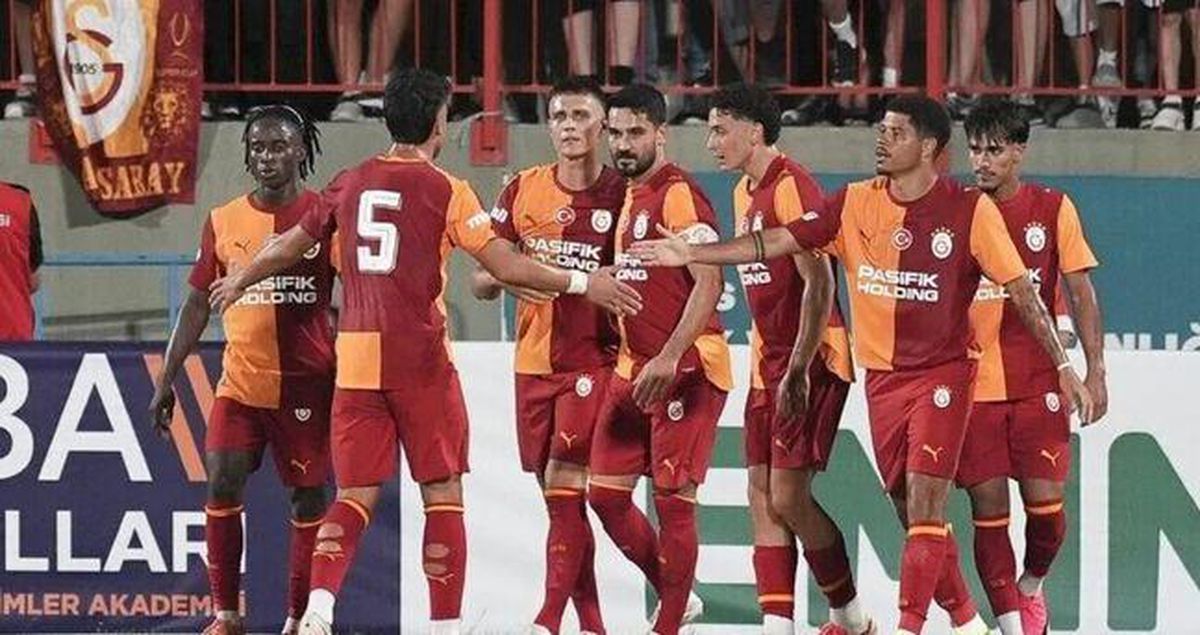 Galatasaray futbol takımı oyuncuları antrenman yapıyor.