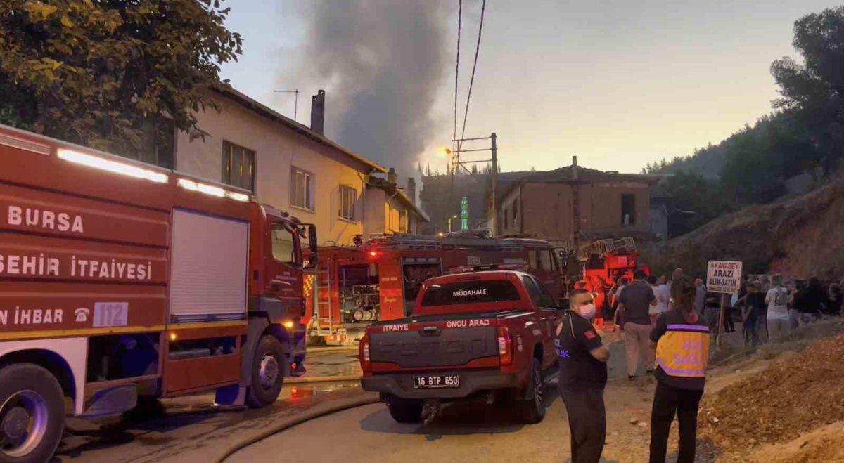 Bursa'da iki katlı bir evde çıkan yangın sonrası itfaiye ekiplerinin müdahalesi.