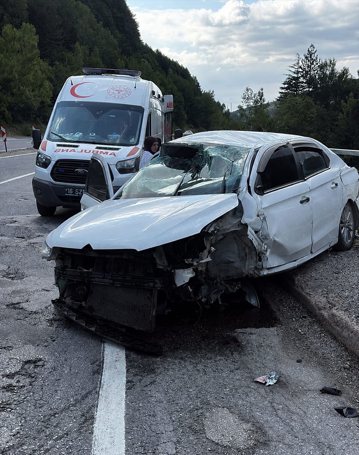 Bursa'da kaza yapan otomobildeki 5 kişi yaralandı