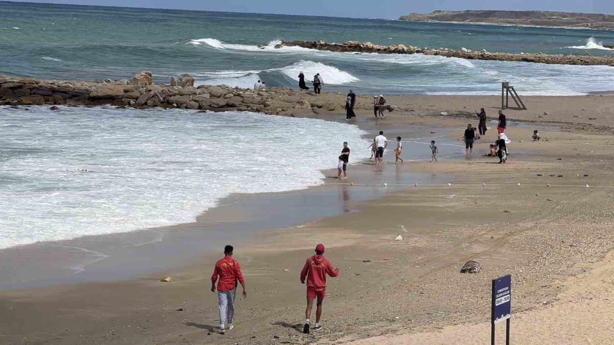 Arnavutköy sahilinde yüksek dalgalar ve cankurtaranlar