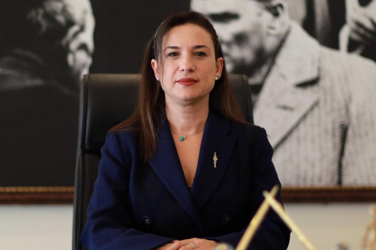 Selçuk Belediye binası önünde toplanmış kalabalık.