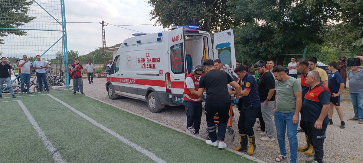 Çorum'da parmağı kapıya sıkışan çocuk helikopter ambulansla Ankara'ya gönderildi