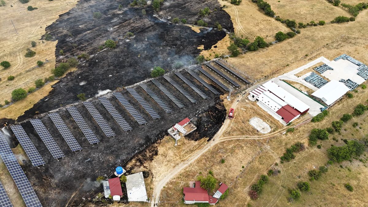 Çorum'da tarım arazisinde çıkan yangın GES panellerinde hasara neden oldu