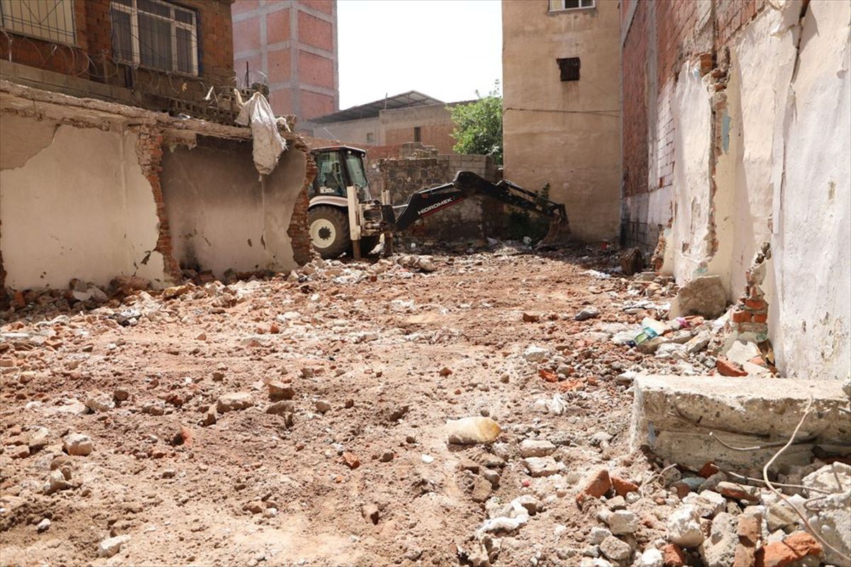 Diyarbakır'da metruk yapıların yıkımı sürüyor