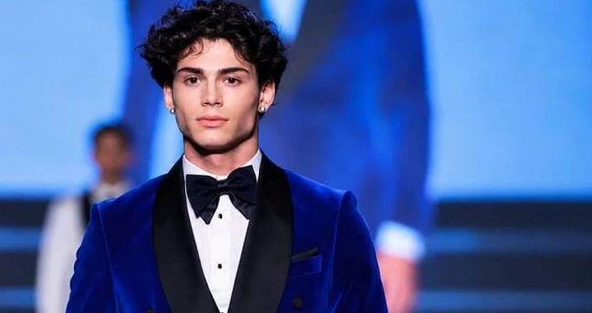 Mister Türkiye 2026 birincisi Doğukan Navdar tacını takarken