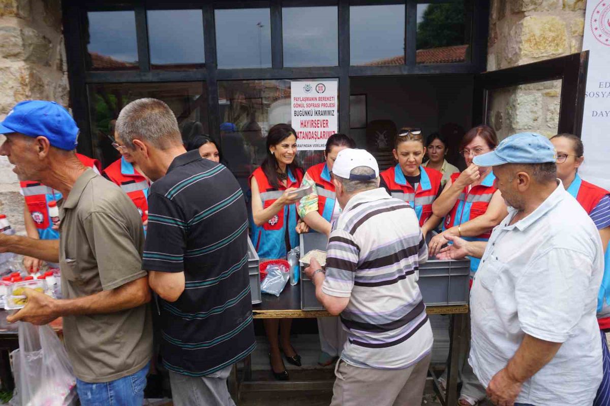 Edirne'de Cuma Namazı Çıkışında Pilav İkramı