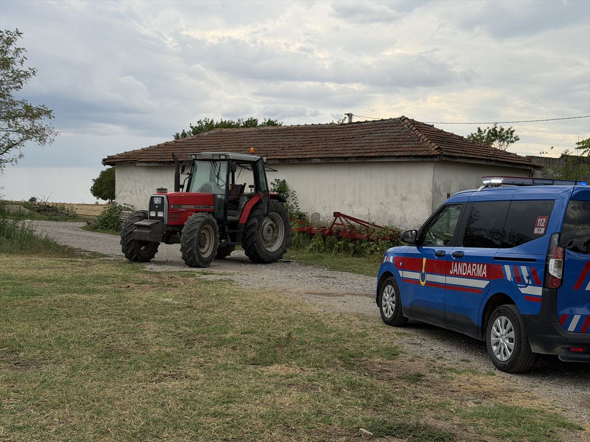 Edirne'nin Havsa ilçesinde bir traktörün pullukla birlikte görüntüsü.