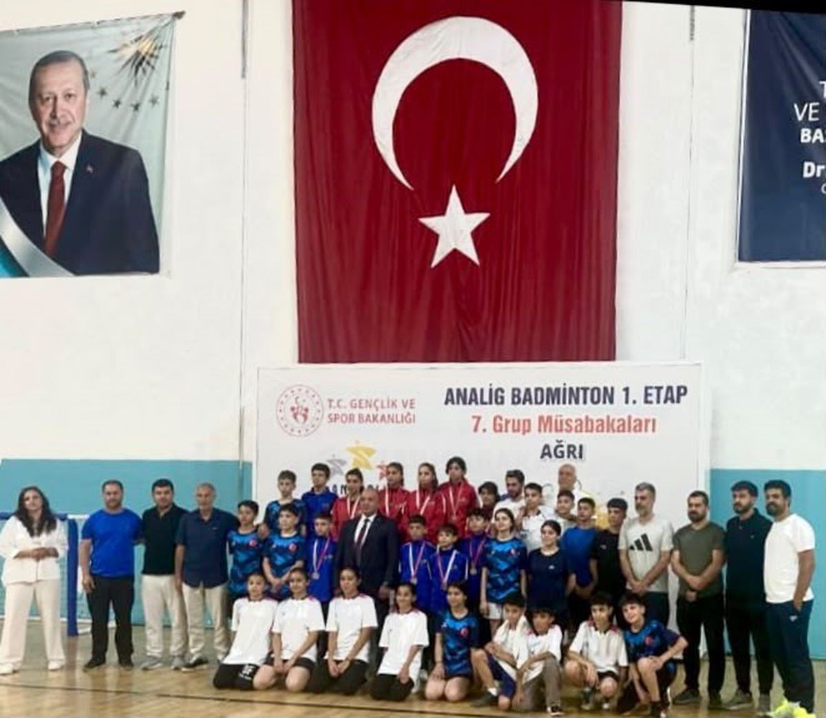 Elazığ badminton takımları grup lideri olarak yarı finale yükseldi