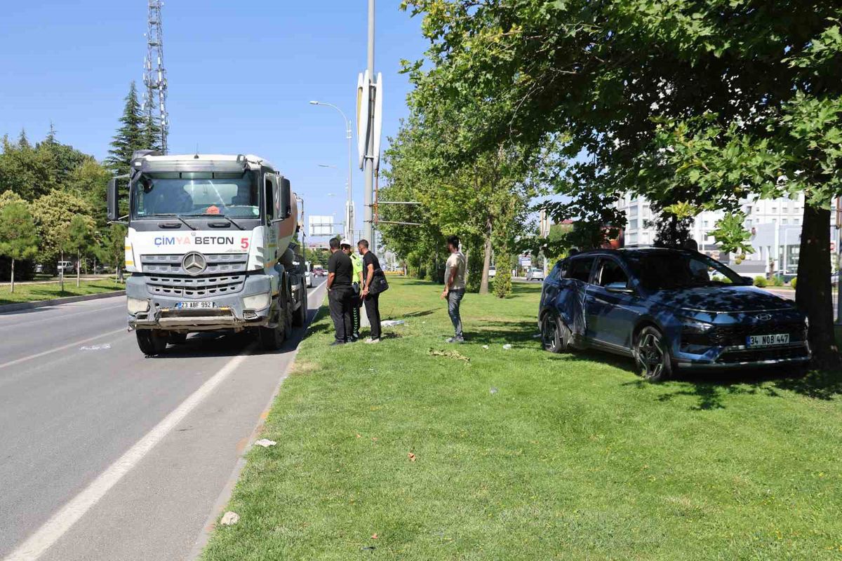 Elazığ'da beton mikseriyle otomobil çarpıştı: 5 yaralı