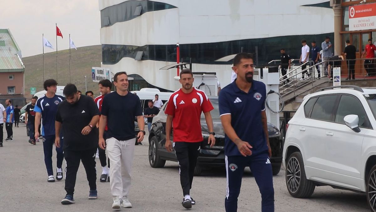 Futbolcular Cuma namazında kardeşliği yaşadı