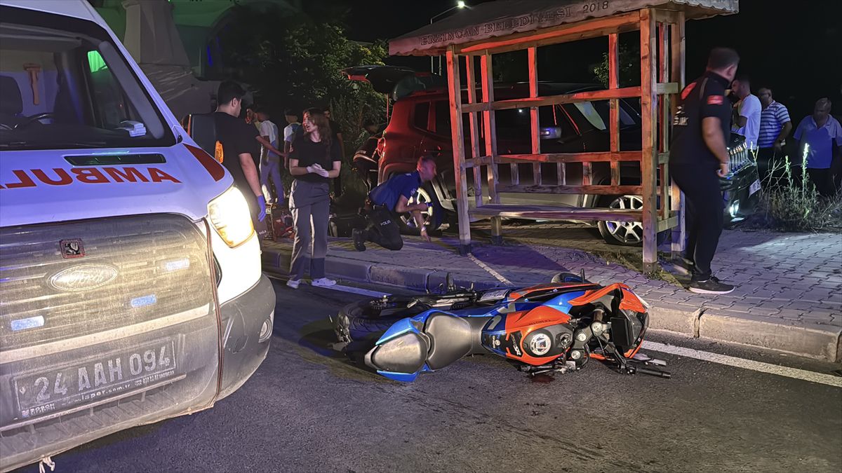 Erzincan'da SUV ile motosikletin karıştığı kazada, kurtarma ekiplerinin çalışması.