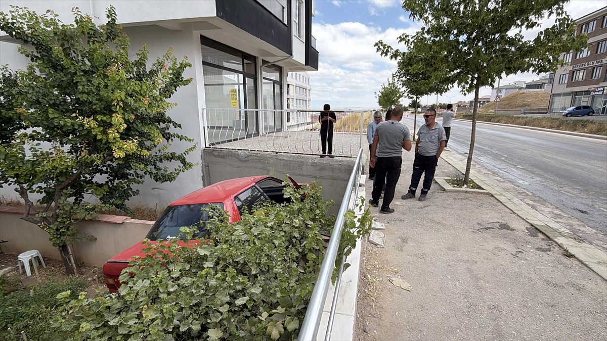 Zeytinyağı yol kayganlaştırdı, 2 otomobil kaza yaptı