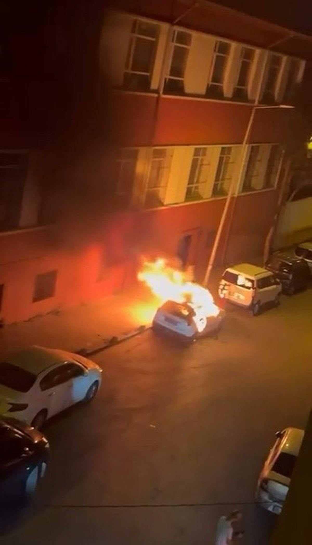 Fatih'te park halindeki bir otomobilin kundaklanma anı ve polis ekiplerinin incelemesi.