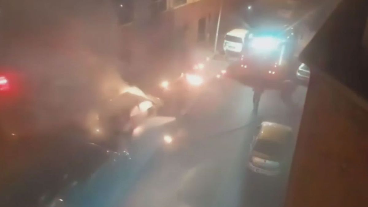 Fatih'te alkollü şüpheli park halindeki otomobili tinerle ateşe verdi