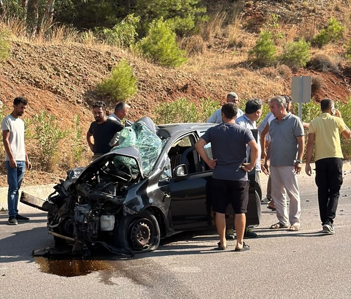 Fethiye'de otomobil kamyonetle çarpıştı: 1 ölü, 2 yaralı