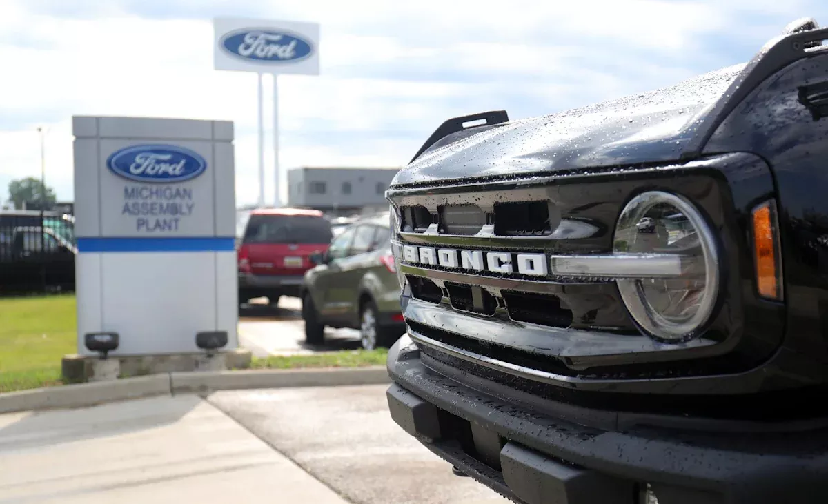 Ford logosu ve geri çağrılan araçları temsil eden bir görsel.