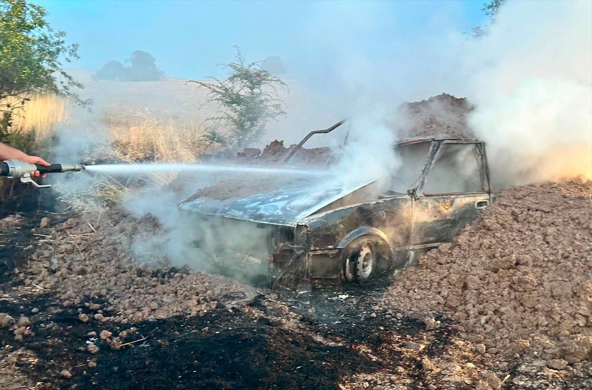 Güdül'de park halindeki otomobilde çıkan yangın sonrası itfaiye ekiplerinin müdahalesi.