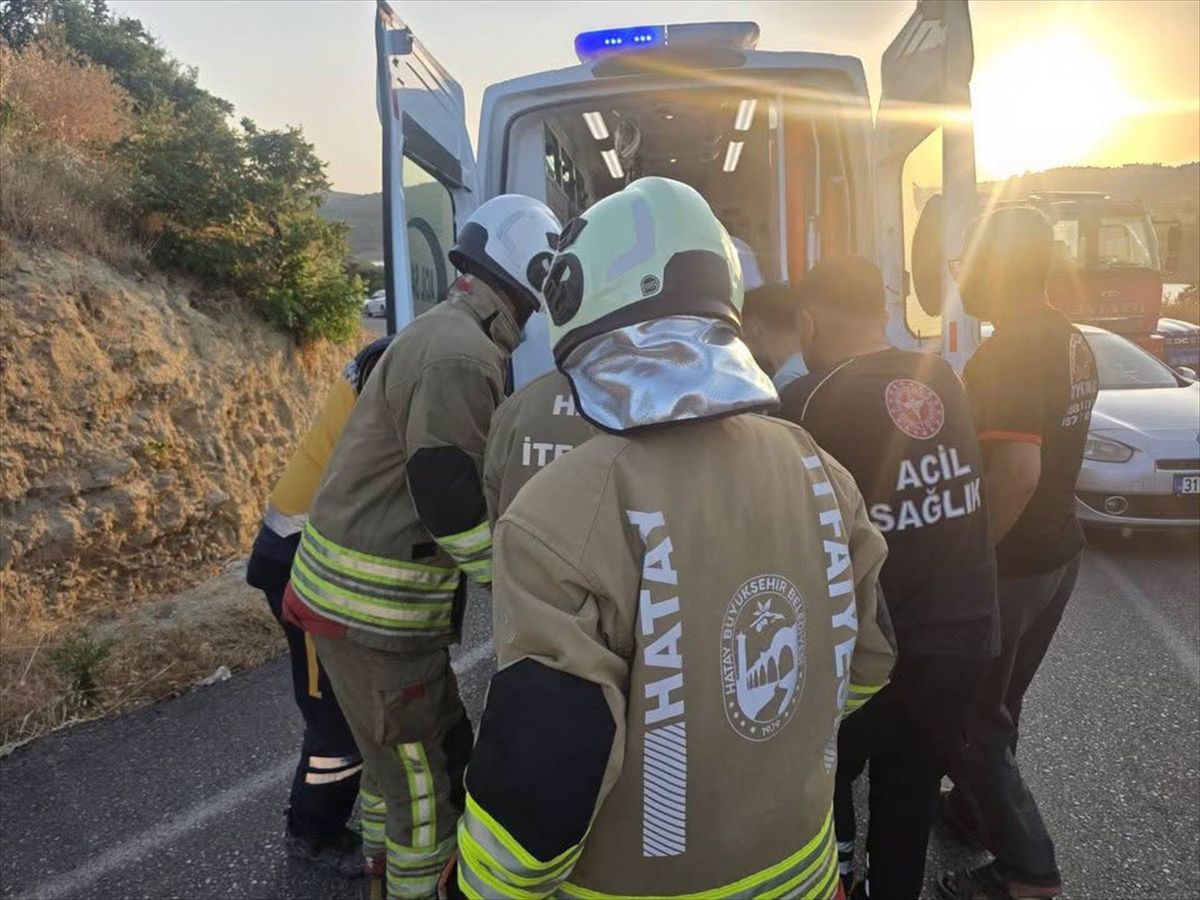 Hatay'da iki otomobil çarpıştı: 6 yaralı