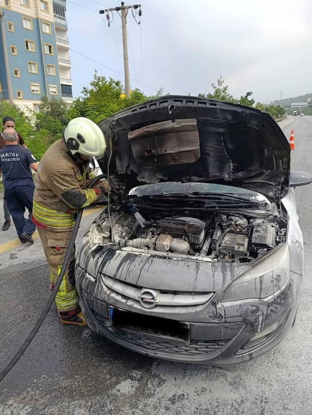 İskenderun'da araç yangını hızlı müdahaleyle söndürüldü