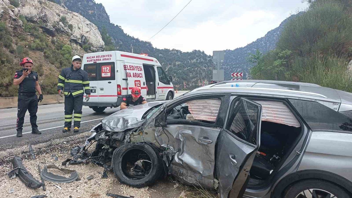 Ağlasun'da otomobil-pikap çarpıştı: 4 yaralı