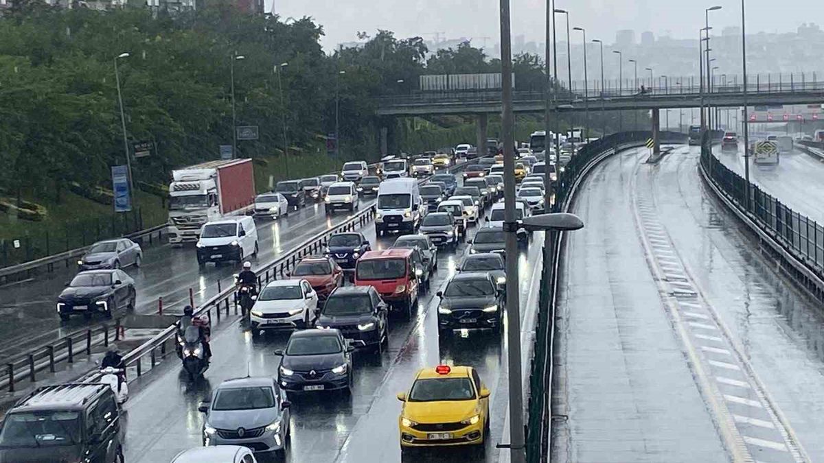 İstanbul'da sağanak yağış trafiği felç etti