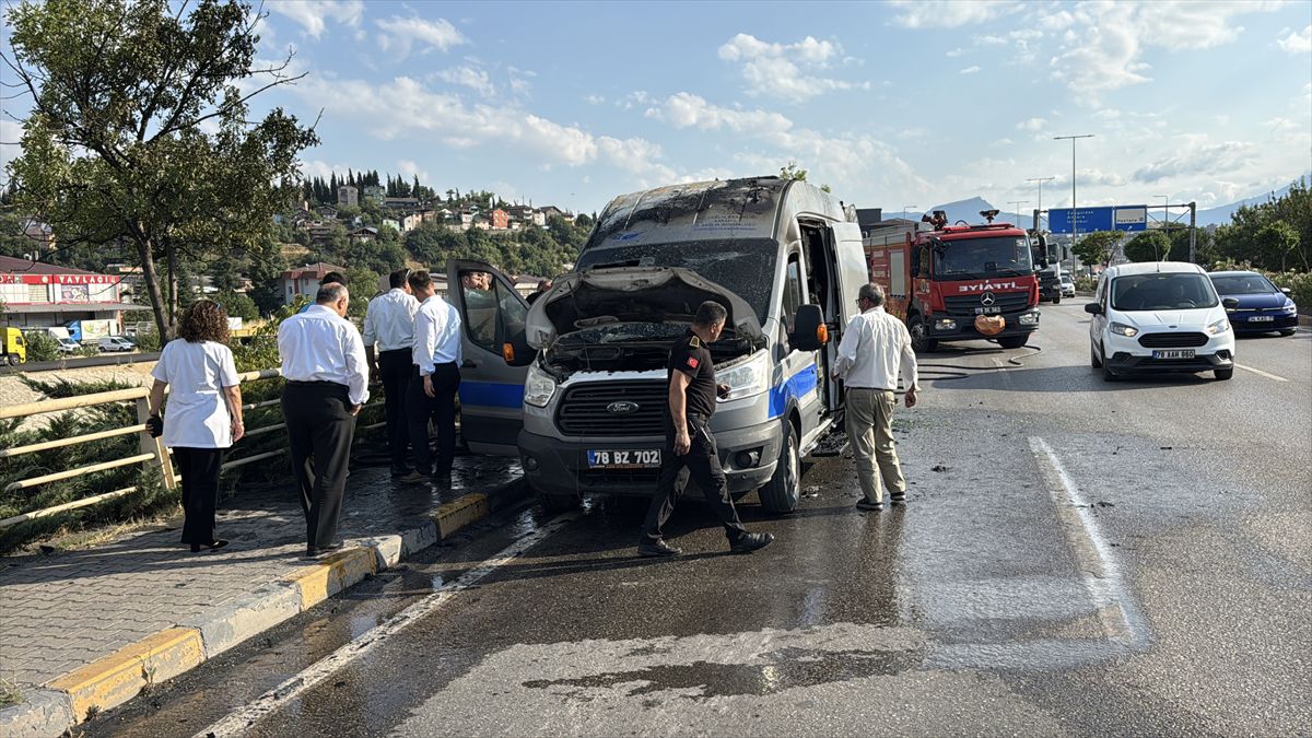 Karabük'te diyaliz hastasını taşıyan hasta nakil aracı yandı