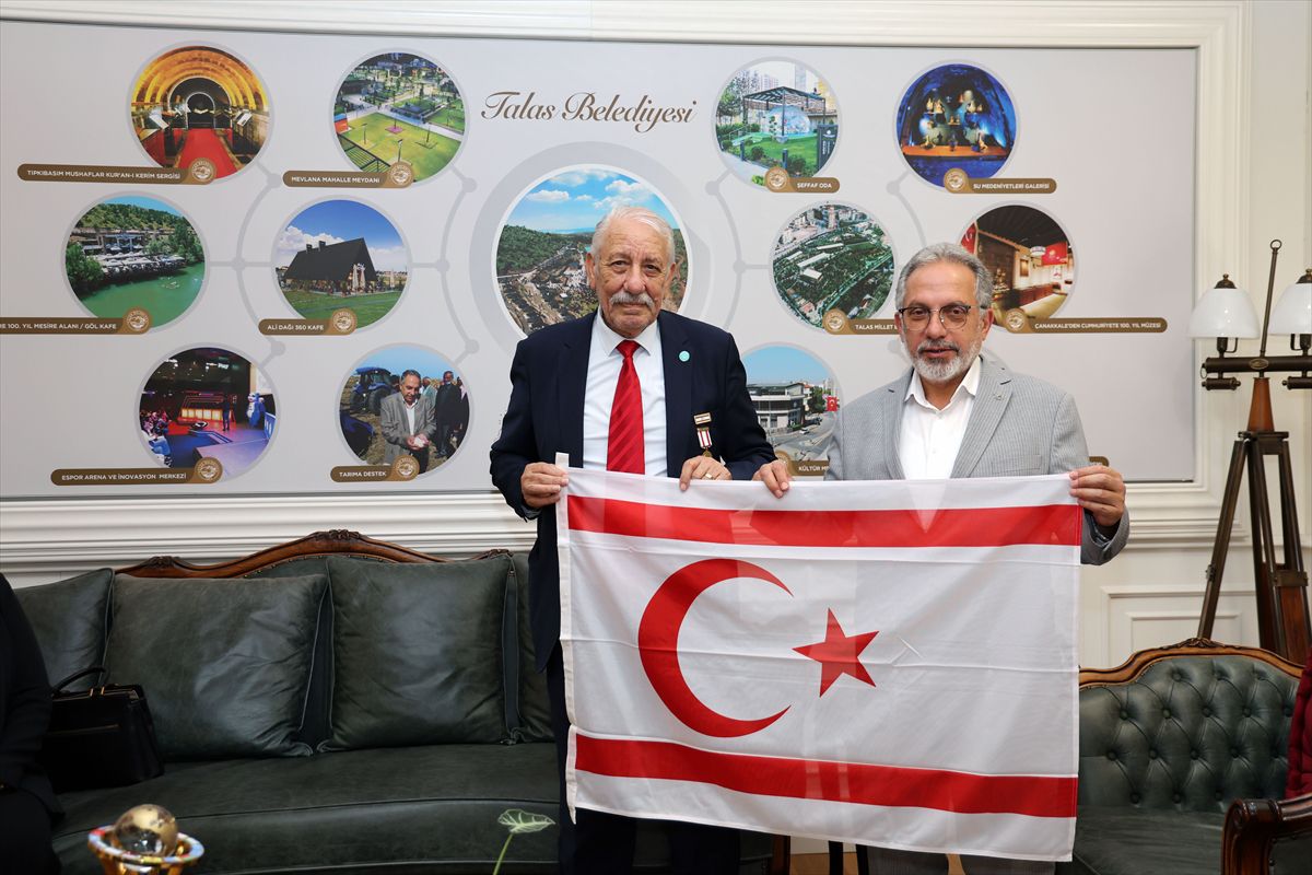 KKTC Aksakalı Öksüzoğlu, şiir kitabı telifini Talas Belediyesi'ne devretti