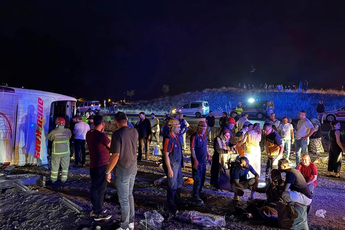 Şehirlerarası yolcu otobüsü şarampole devrildi, 10 kişi yaralandı