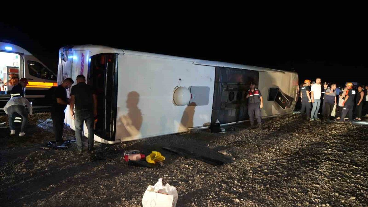 Kırıkkale'de devrilen yolcu otobüsü ve olay yerine ulaşan ambulanslar.
