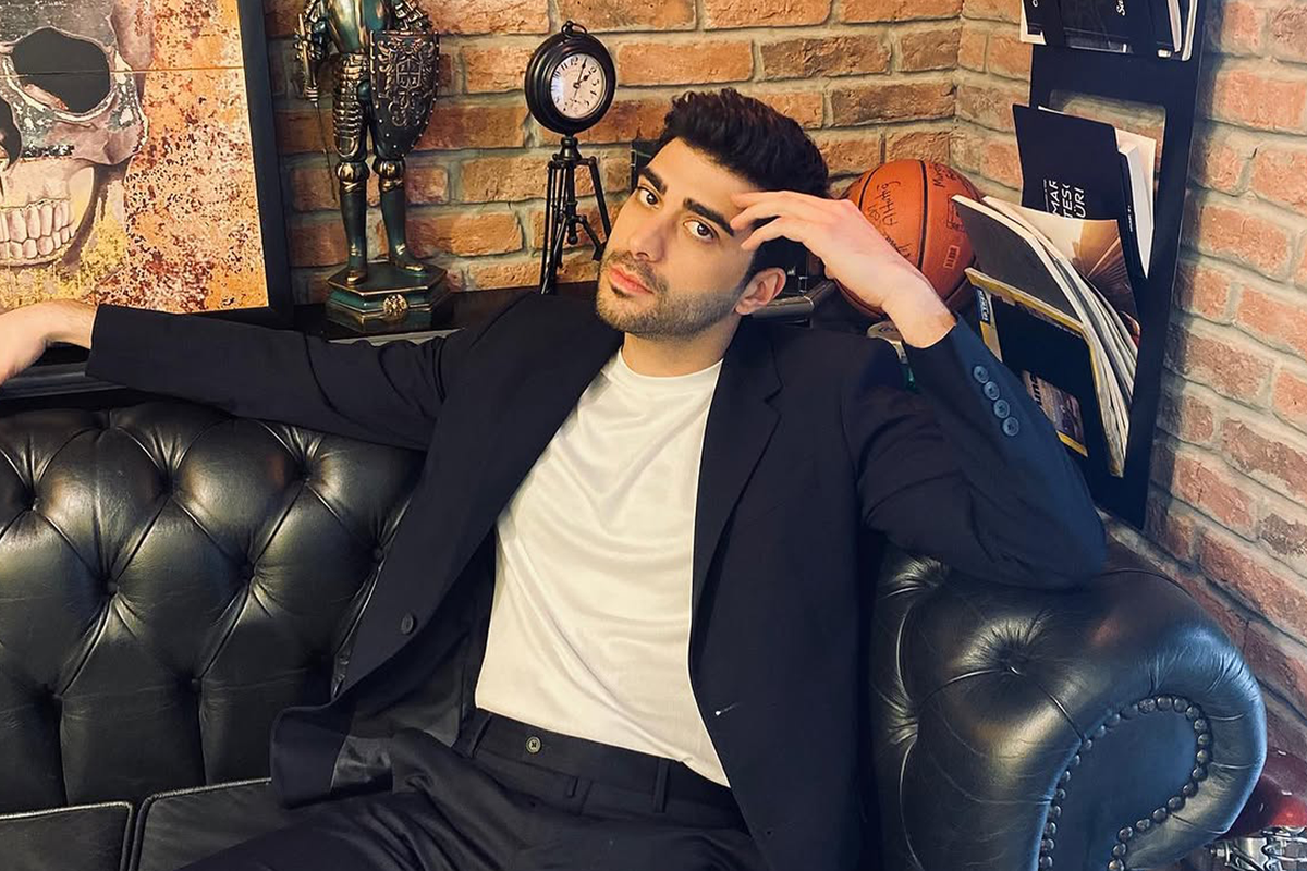 Doğukan Güngör yeni saç ve sakal stiliyle kameraya gülümsüyor.
