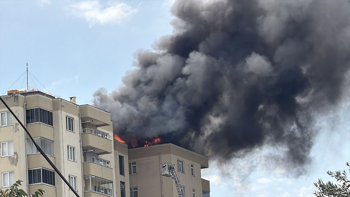 Gebze'de 16 katlı apartmanın çatısında yangın