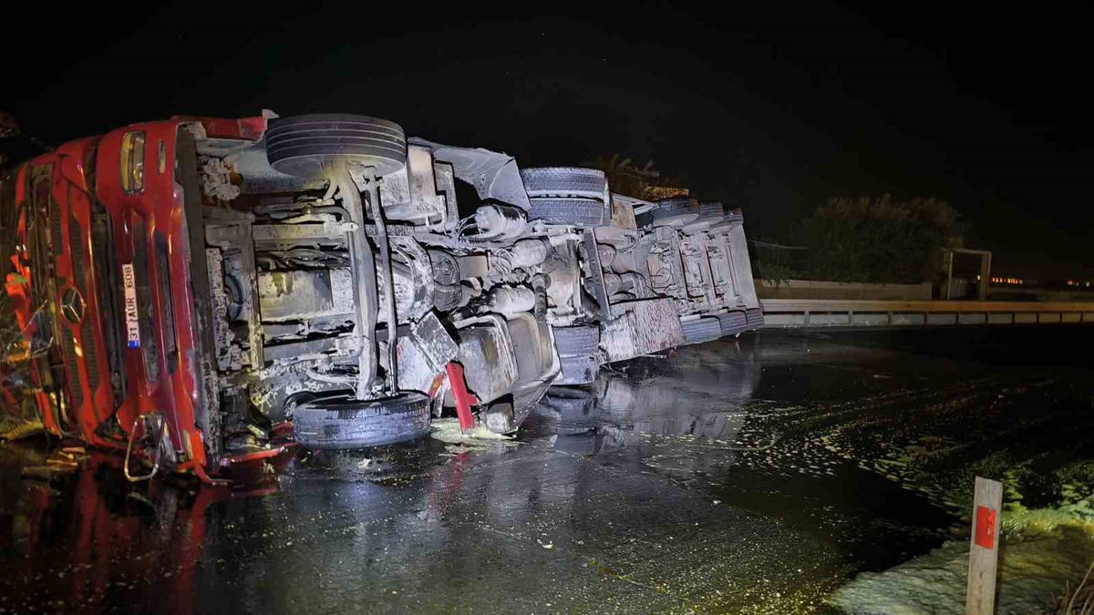 Nusaybin’de Bitkisel Yağ Yüklü Kamyonet Devrildi