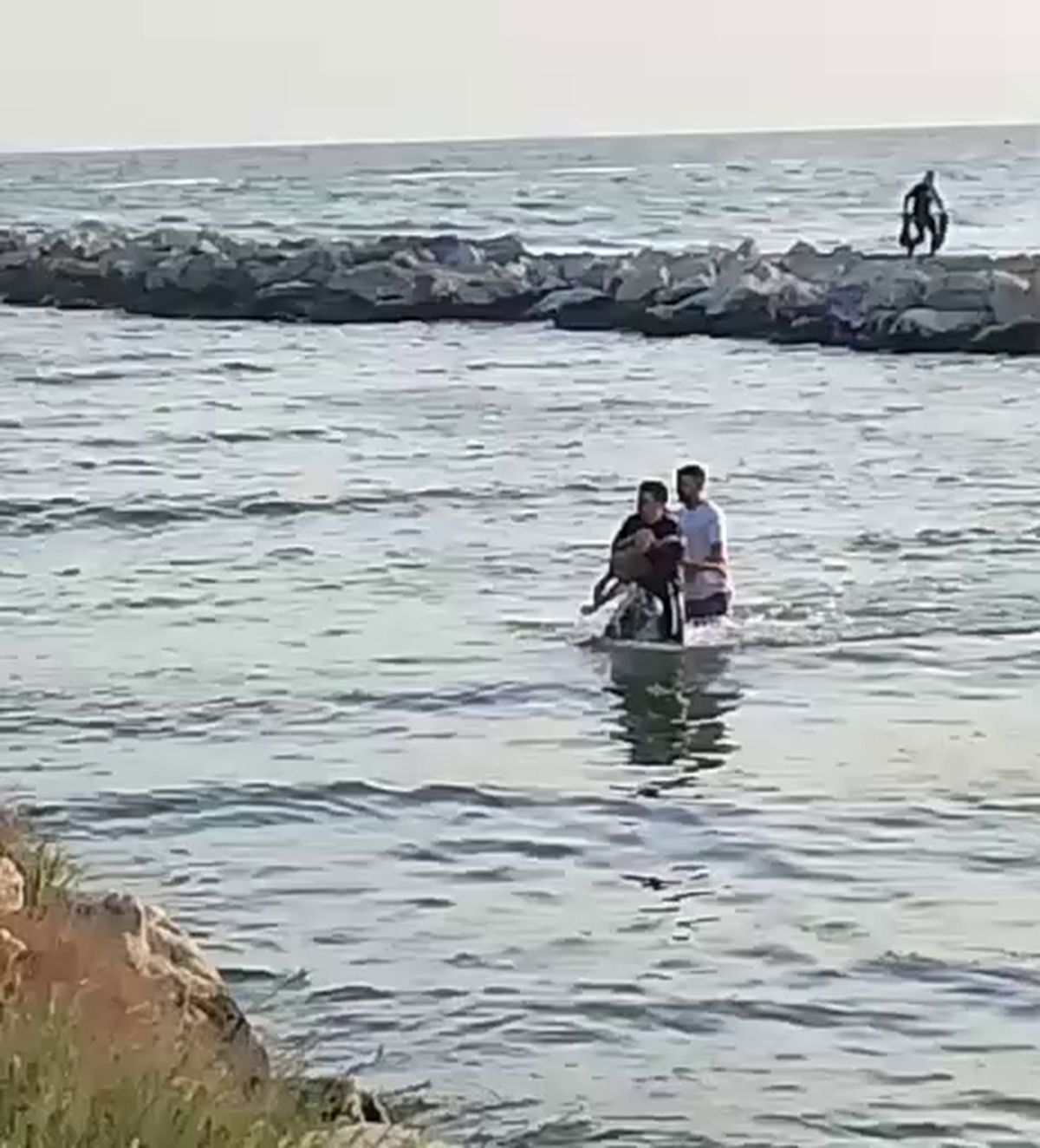 Mersin sahilinde denize giren bir çocuğun akıntıya kapılması sonucu hayatını kaybetmesiyle ilgili haber görseli.
