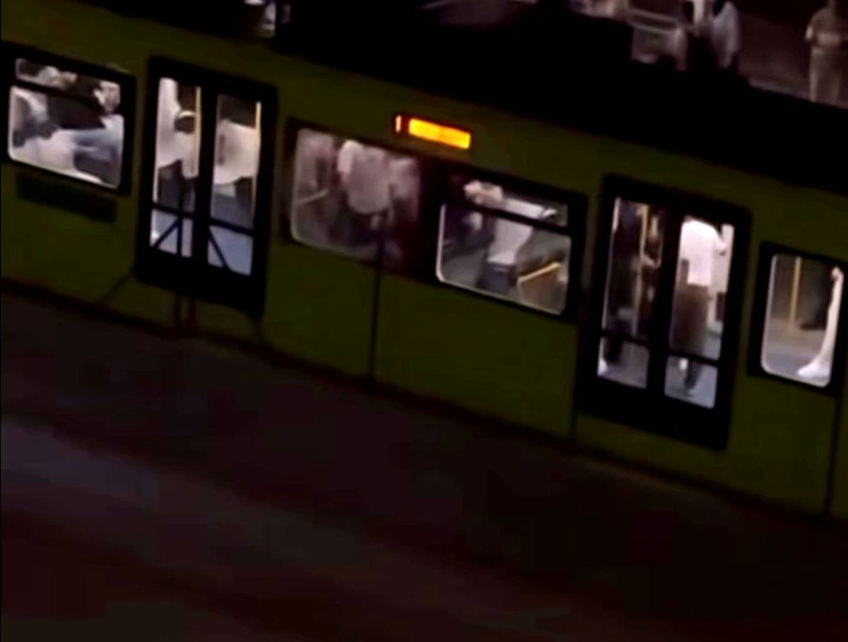 Metro istasyonunda tekmeli yumruklu kavga