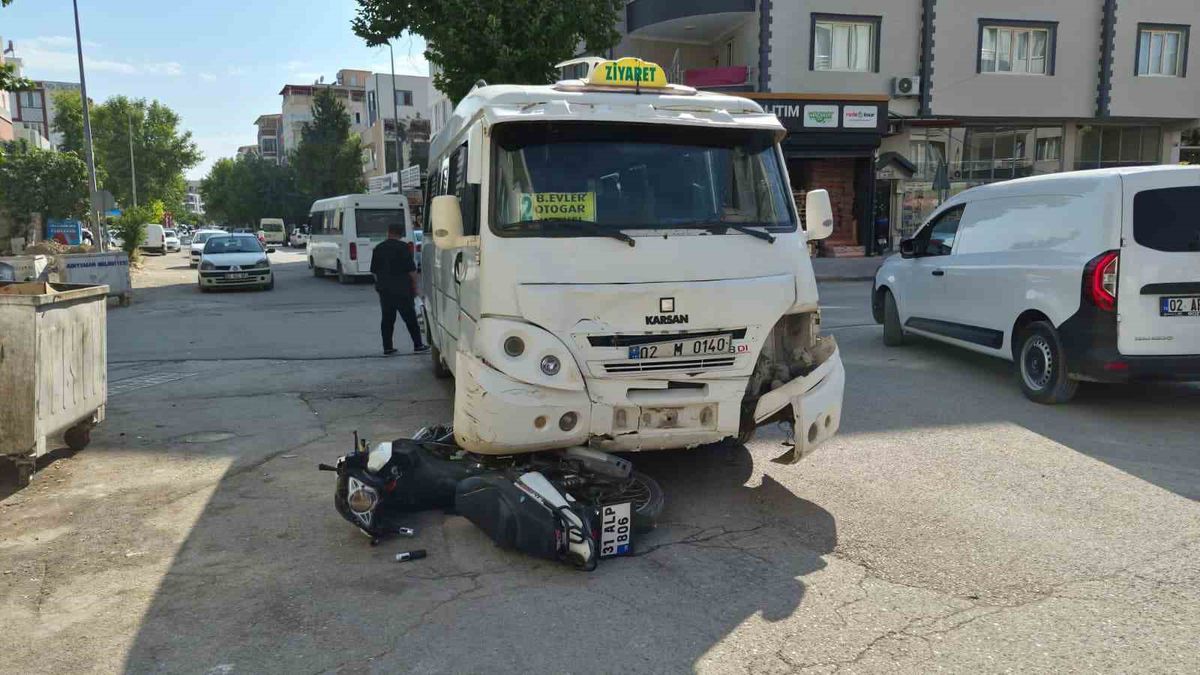Adıyaman'da Minibüs-Motosiklet Çarpıştı: 1 Yaralı
