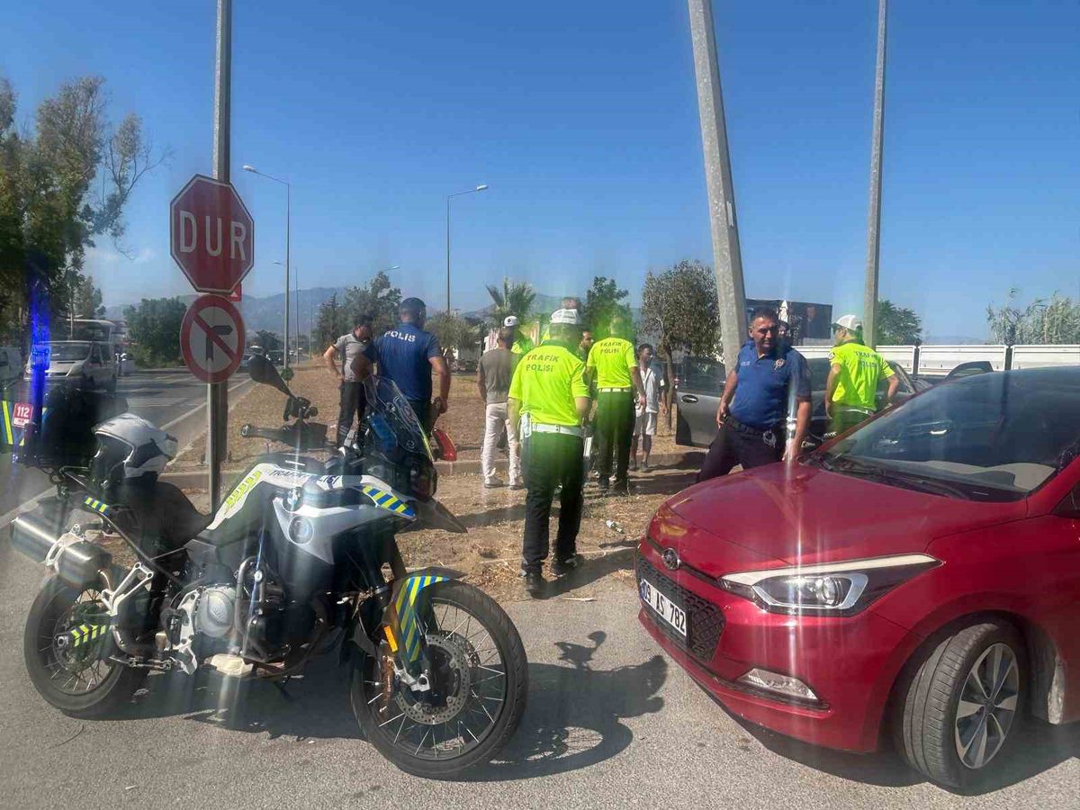 Aydın'da Otomobil Aydınlatma Direğine Çarptı: 2 Yaralı
