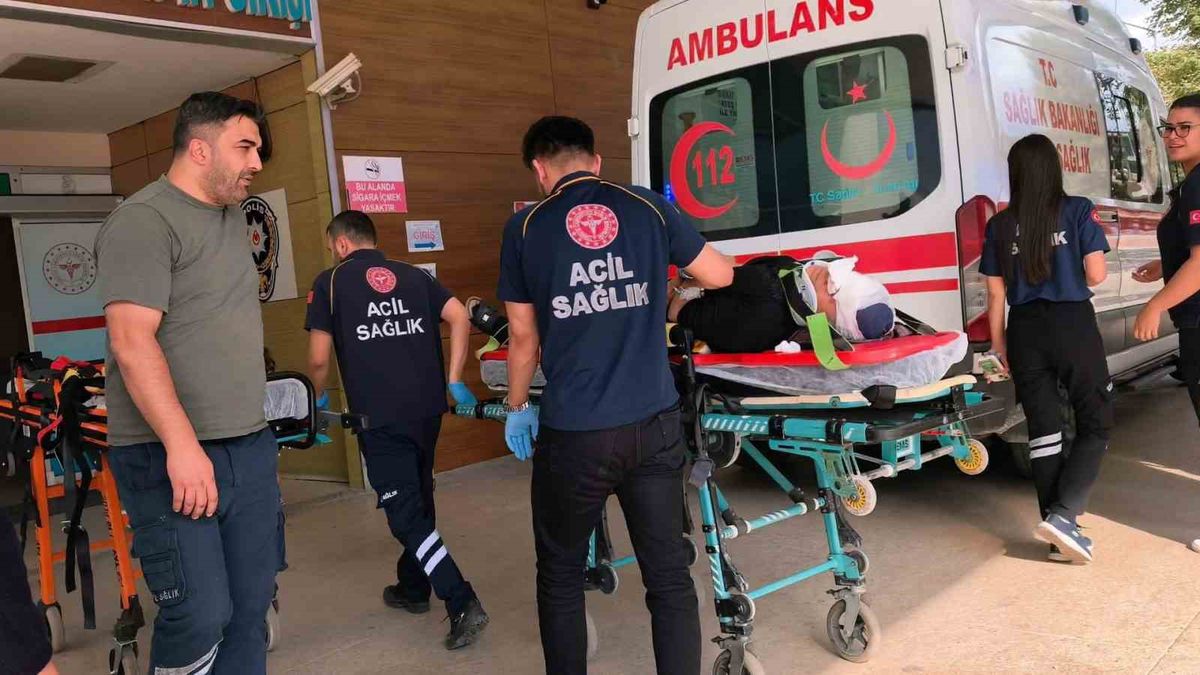 Otomobil bariyerlere çarptı: 5 yaralı