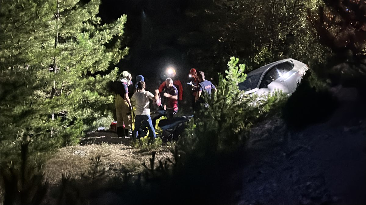 Kütahya'da otomobil ve motosikletin karıştığı trafik kazası sonrası araçların şarampolde görüntüsü.