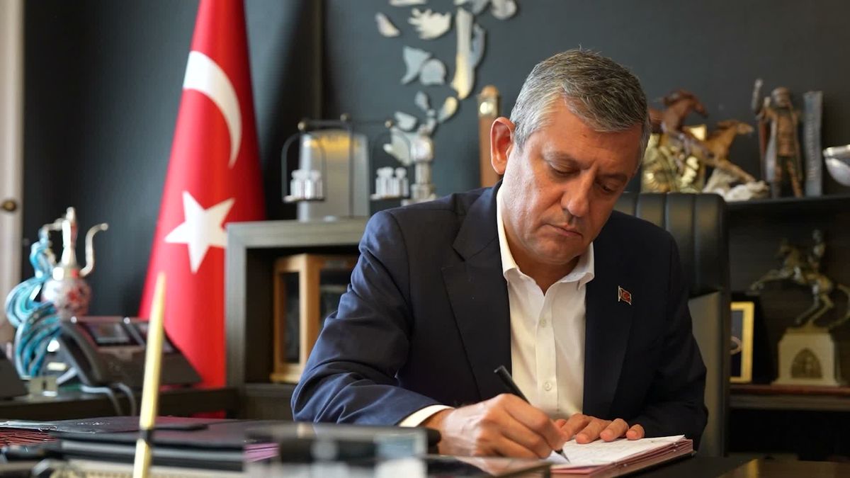 Özgür Özel, 91 vekille CHP'den istifa ederek YENİ Parti'yi kurdu