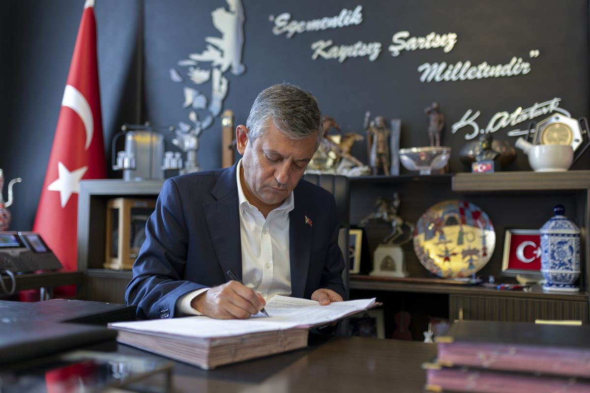 CHP'de 91 vekil istifa etti, Özgür Özel liderliğinde Yeni Parti kuruluyor