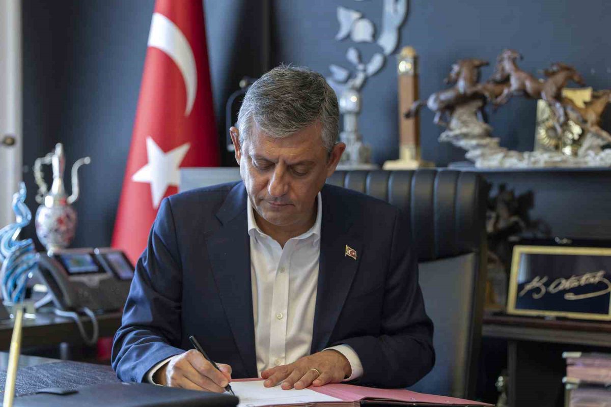 Özgür Özel ve 91 Milletvekili CHP'den İstifa Ederek YENİ Parti'ye Katıldı