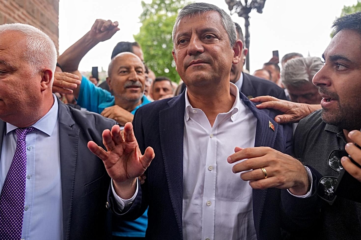 Özgür Özel, Yeni Parti’nin genel başkanı seçildi