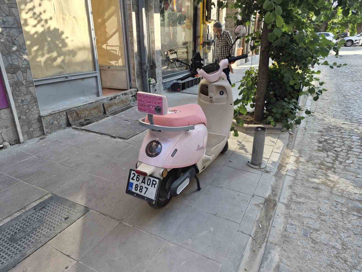 Pembe Motosiklette Yeni Sürücü Mesajı Dikkat Çekti
