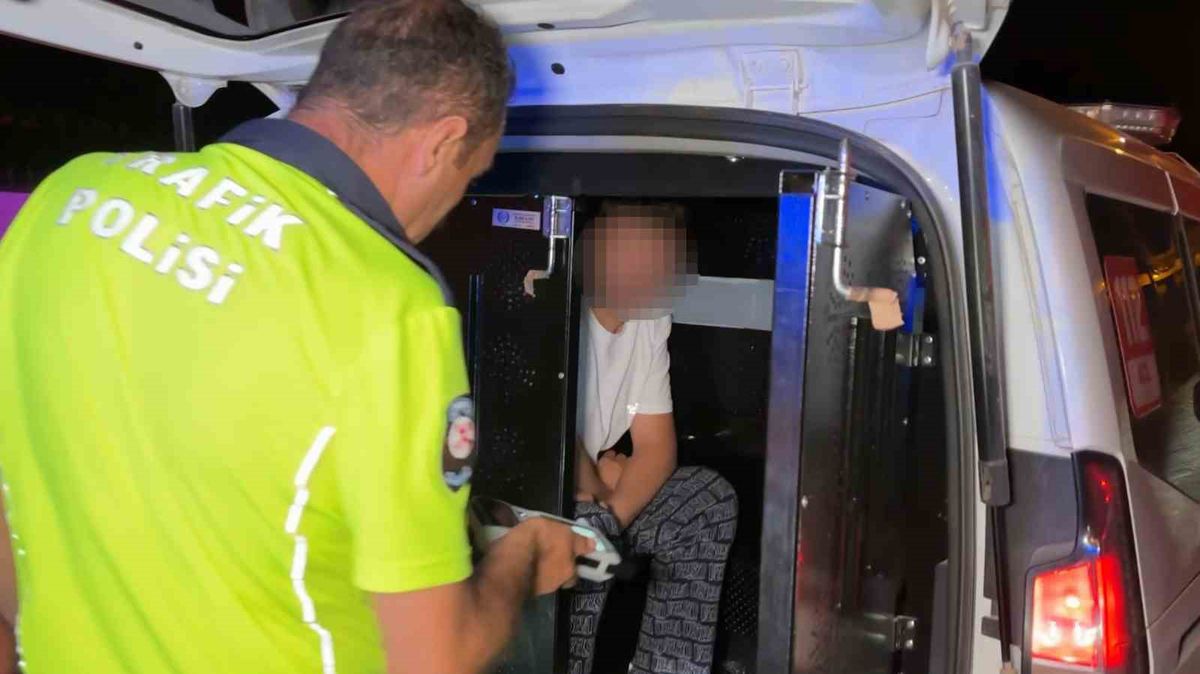 Polisin ehliyet ve kimlik istediği sürücü, '150 TL param var' dedi