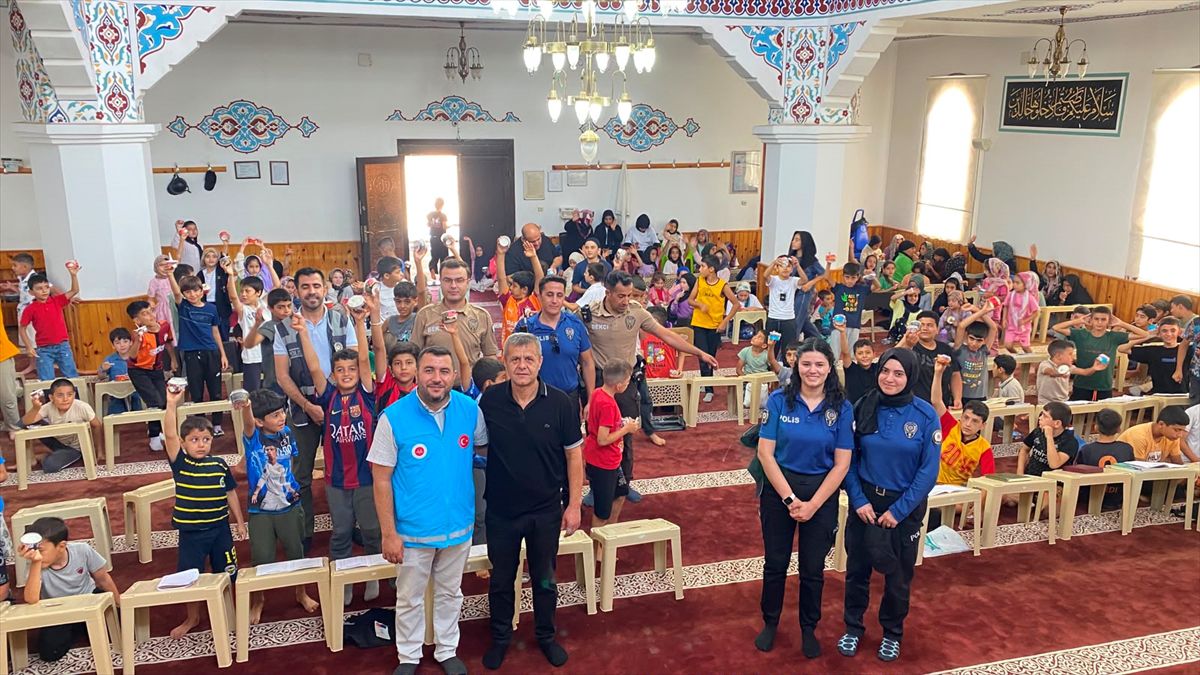 Polisten 515 Kuran kursu öğrencisine dondurma ikramı
