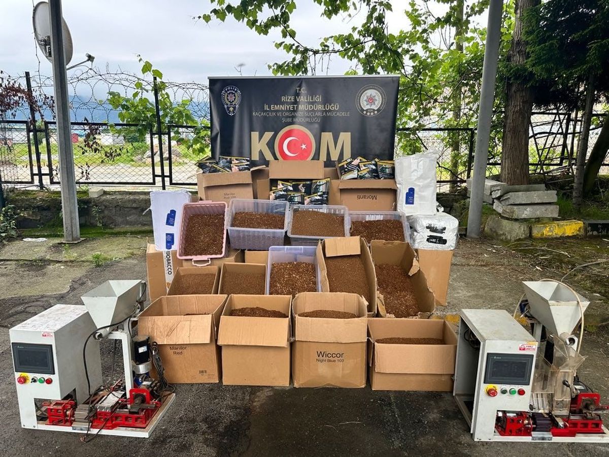 Rize'de kaçakçılık operasyonunda gözaltına alınan şüpheliler ve ele geçirilen kaçak malzemeler.